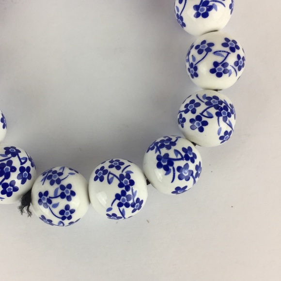 White and Blue floral beaded stretchy bracelet EUC - Picture 5 of 8